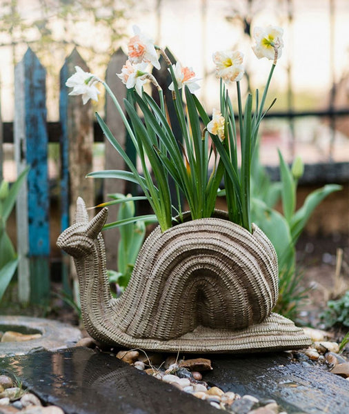 Cute Snail Statues, Garden Animal Statues, Snail Flowerpot for Garden Decoration, Unique Modern Garden Sculptures, Creative Villa Outdoor Gardening Ideas-Paintingforhome