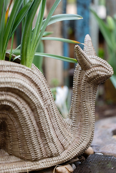 Cute Snail Statues, Garden Animal Statues, Snail Flowerpot for Garden Decoration, Unique Modern Garden Sculptures, Creative Villa Outdoor Gardening Ideas-Paintingforhome
