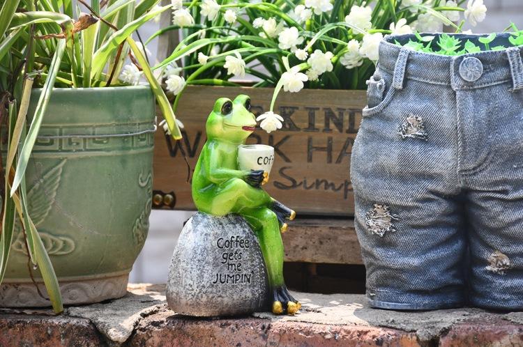Gartenfigur Frosch Auf Stein – Trinkt Kaffee – Harzstatue – 15,2 Cm – Outdoor-Deko – „Coffee Gets Me Jumpin‘“